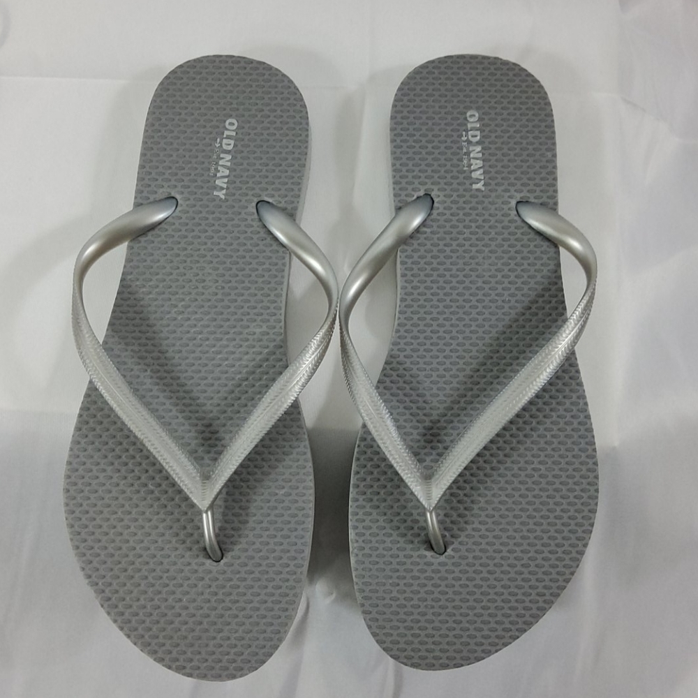🩴Silver flip flops 😎 NWT! Old Navy brand 7/8